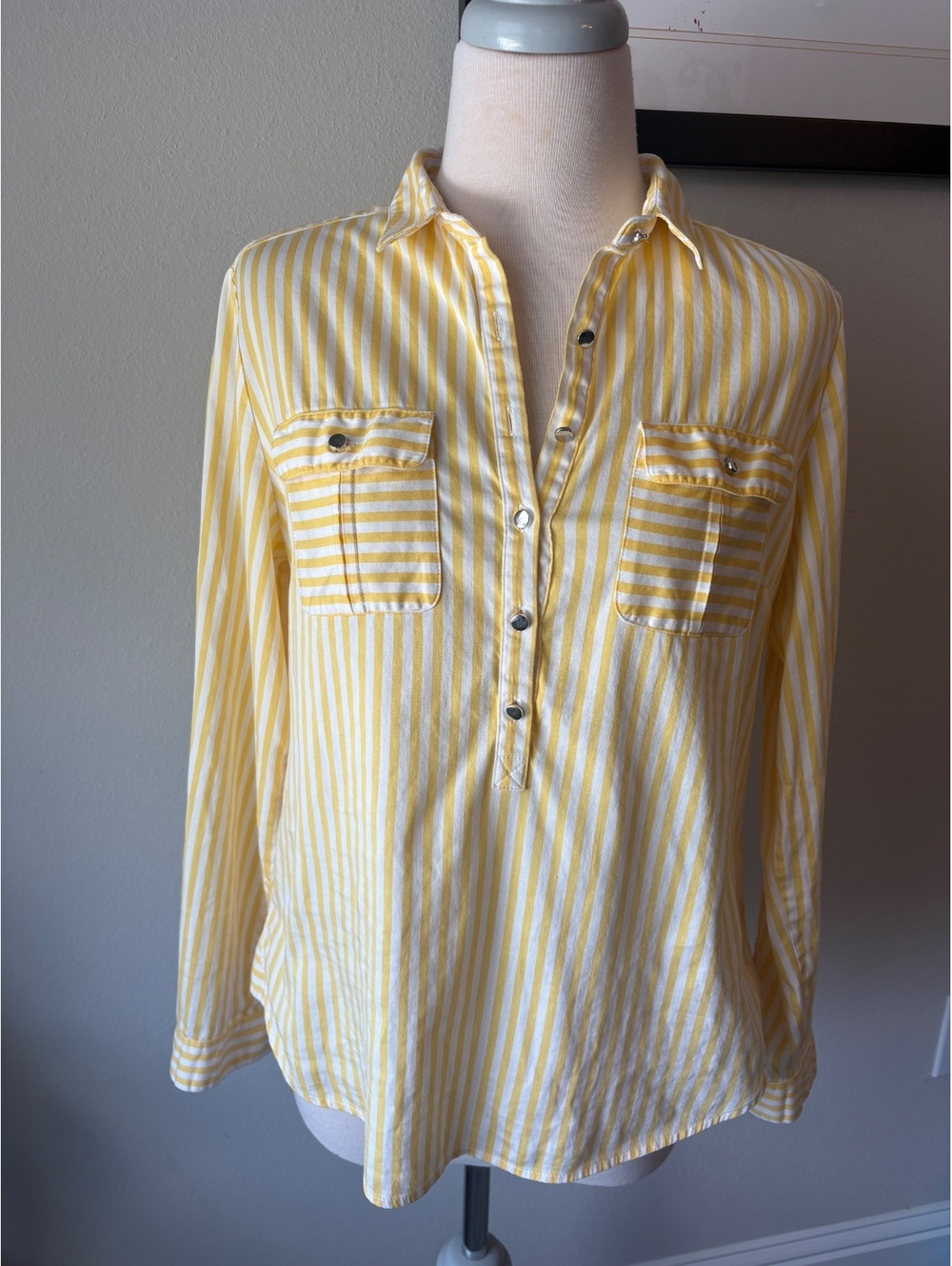 New York & Company Yellow & White Striped Popover Shirt – Women’s Medium